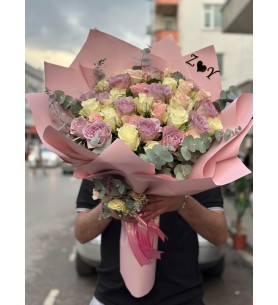 Beyaz lila gül buketi